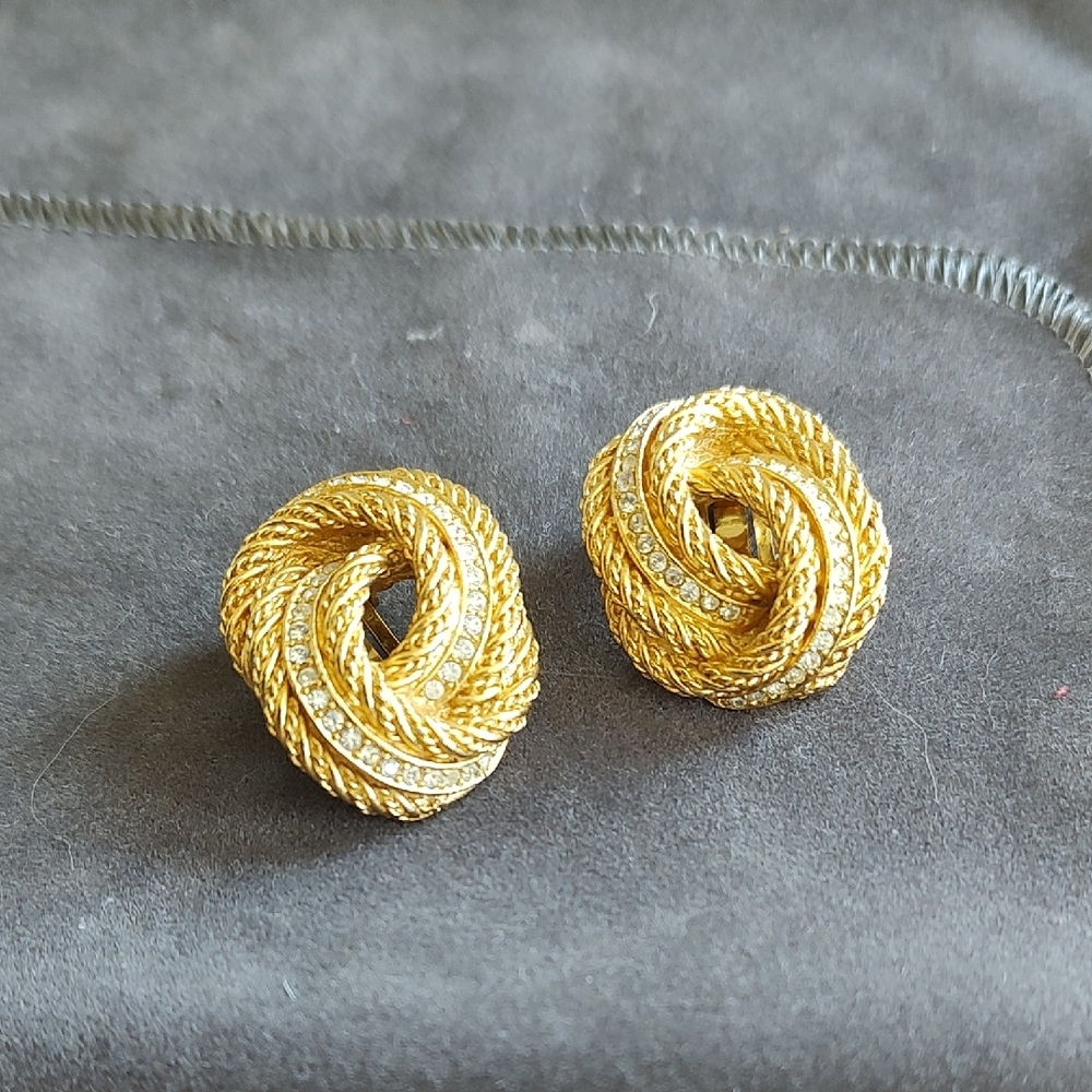 Authentic Elegant Christian Dior Gold Knot Earrings In Excellent Condition - Picture 3 of 3